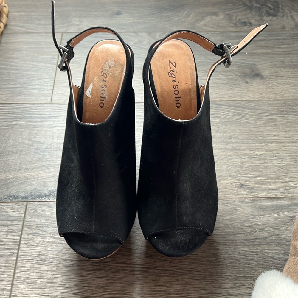 Black and tan wedges